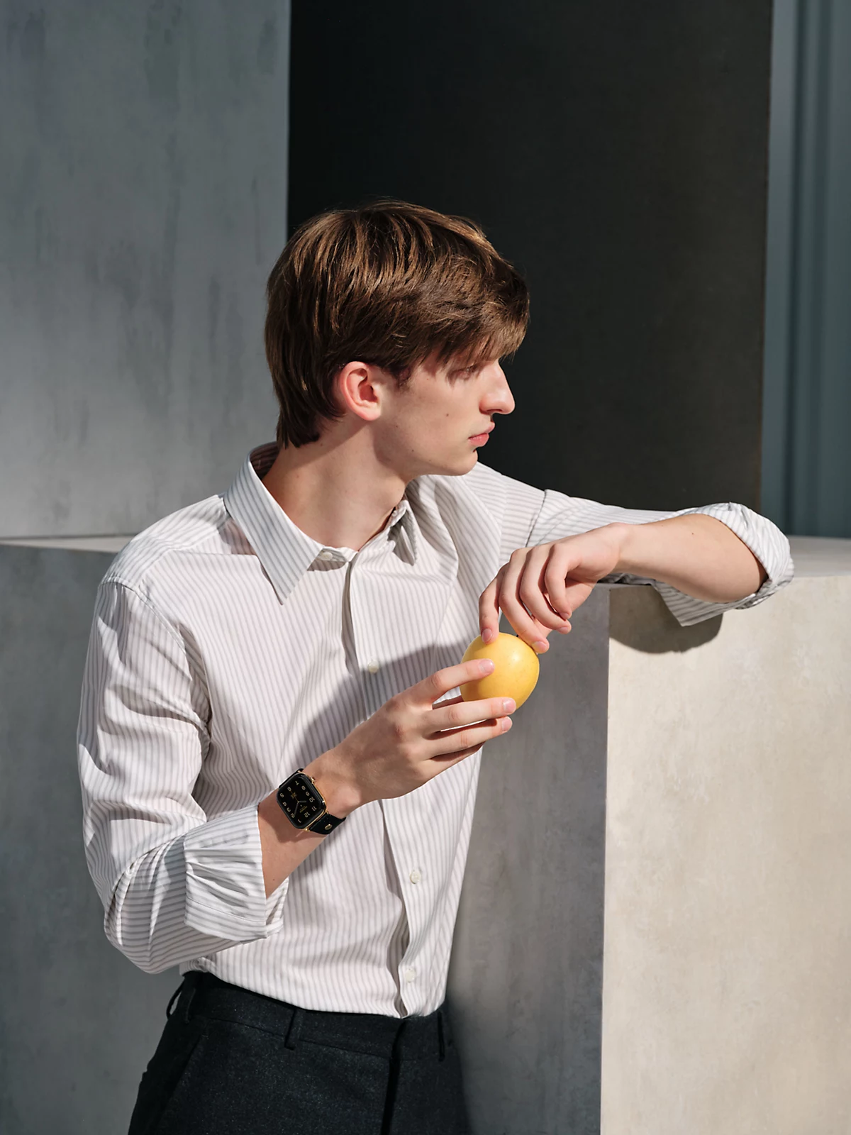 Apple Watch Hermès Series 12 46mm trên cổ tay nam