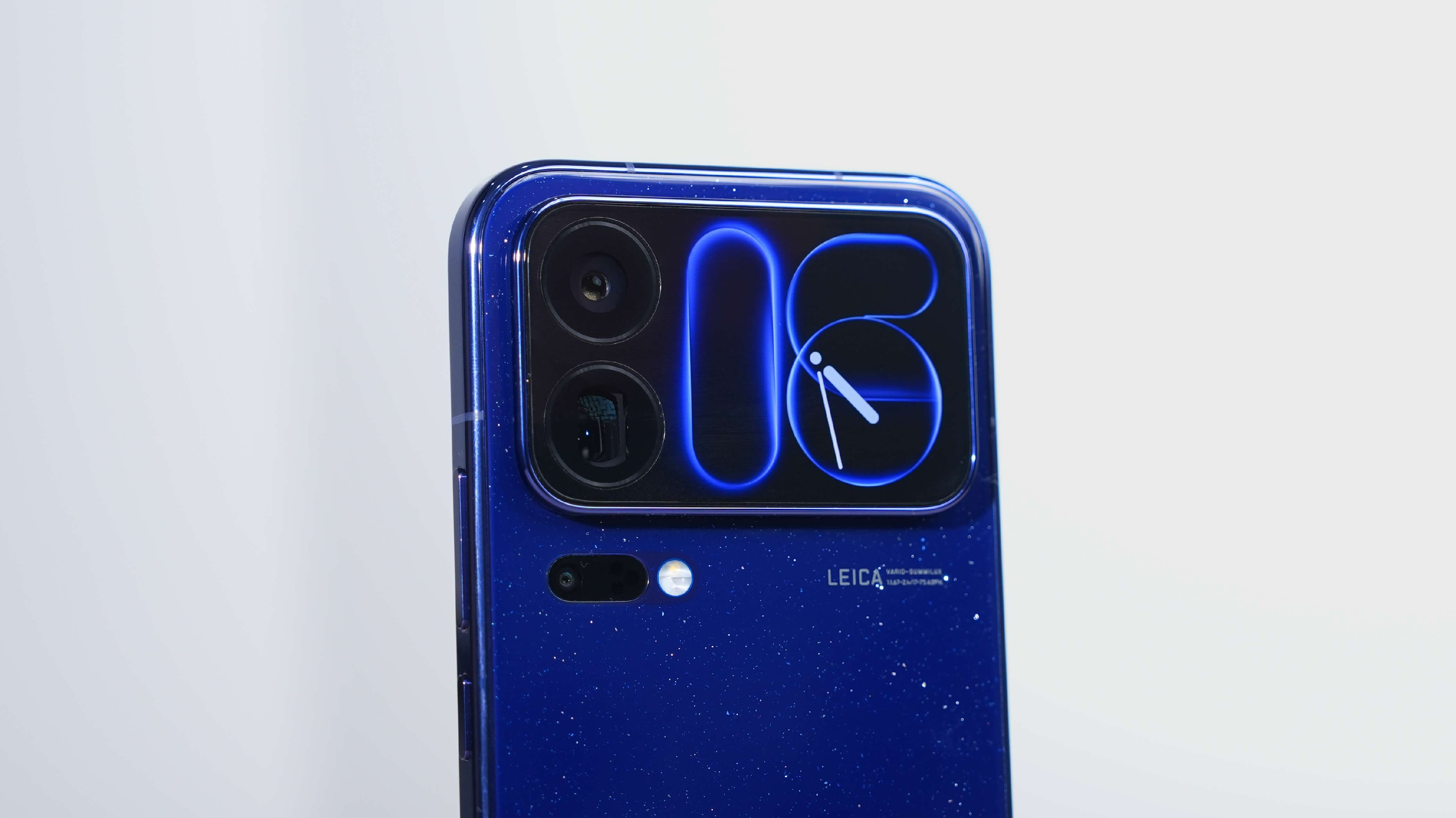 xiaomi-18-pro-max-man-hinh-mat-lung
